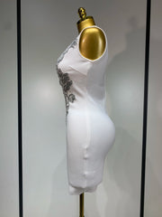 Side view of sexy V-neck cut-out design