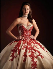 Elegant Sweetheart Quinceañera Dress: Lace Applique & Beading